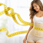 Mulher usando cinta modeladora com fita métrica na cintura