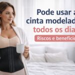 mulher usando cinta modeladora preta em ambiente confortável uso diário